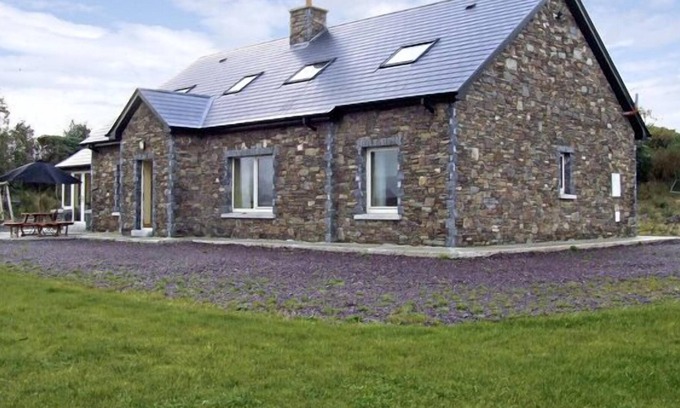 Sneem Cottage | RIVER HOUSE, family friendly, with open fire in Sneem, County Kerry