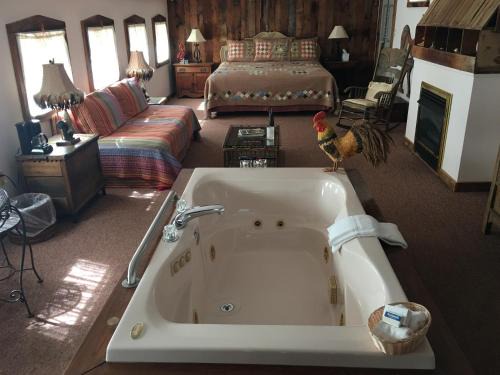 Grassy Creek Bed & Breakfast | River House Inn