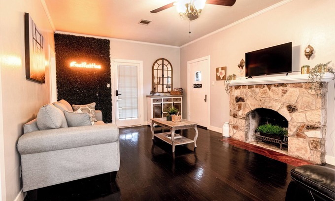 New Braunfels House | River house, king bed 2/1 big yard central NB.