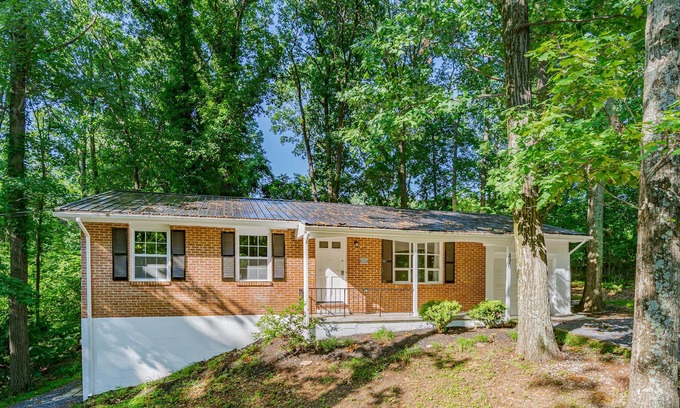 Millville House | River & Kayak Cottage, Hot Tub, Deck, Grill, WiFi!