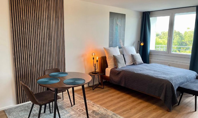 Offenbach am Main Apartment | River Main I Taunus View I Workplace I Kitchen