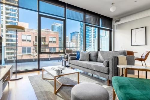Near North Side Apartment | River N 3BR w Gym Rooftop nr L Park CHI-324