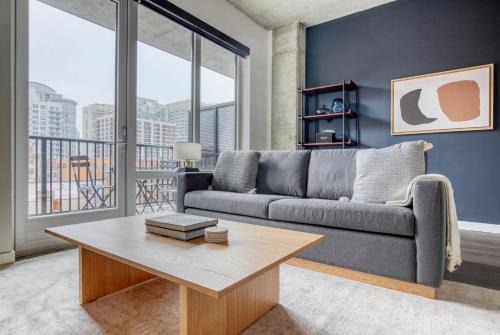 Killgubbin Apartment | River North 1br w outdoor pool 1 block to L CHI-1035
