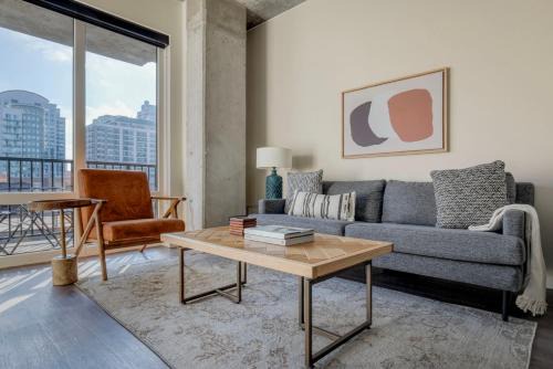 Killgubbin Apartment | River North 1br w pool fitness 1 block to L CHI-1039