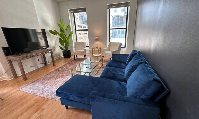 Downtown Chicago Condo | River North Hideaway w/Amazing Views and Parking