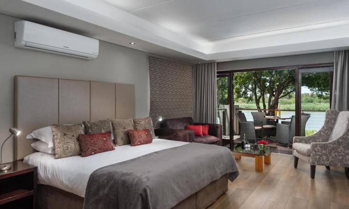 Upington Bed & Breakfast | River Place Manor - Superior Double Room with pool views
