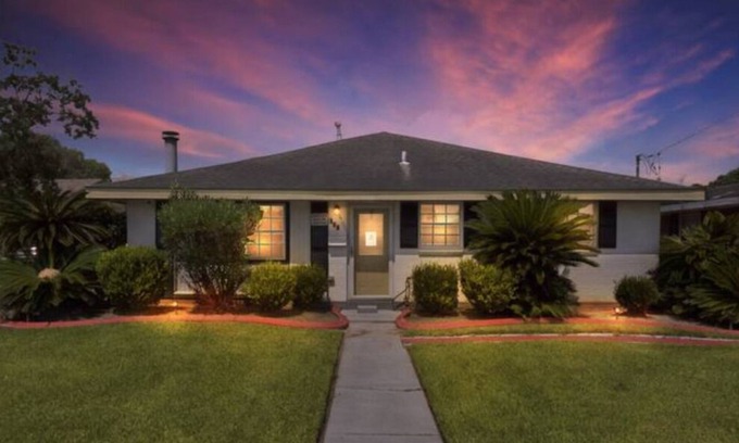 Old Aurora House | River Point Minutes to Downtown Quiet Area!