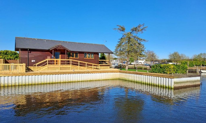 Brundall House | River Rest - Norfolk Broads
