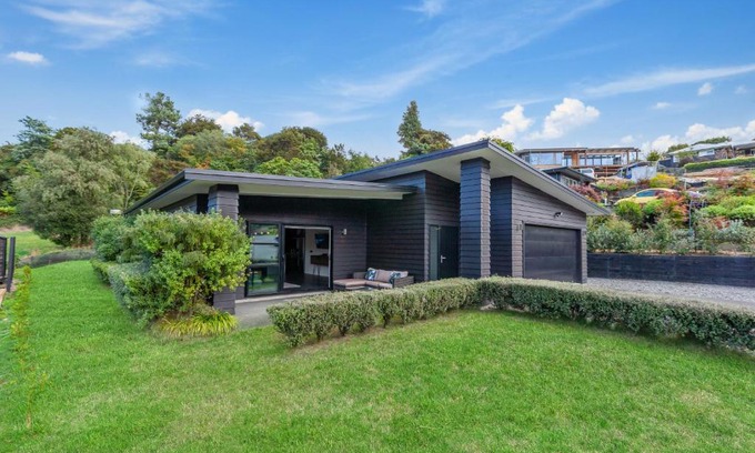 Rangatira Park House | River Retreat - Taupo Holiday Home