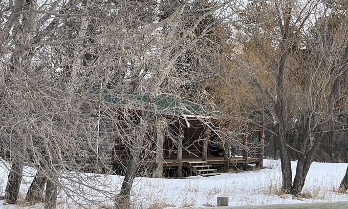 Dayton Cabin | River Retreat - Tongue Canyon on the river with hottub & AC on 7.5 private acres