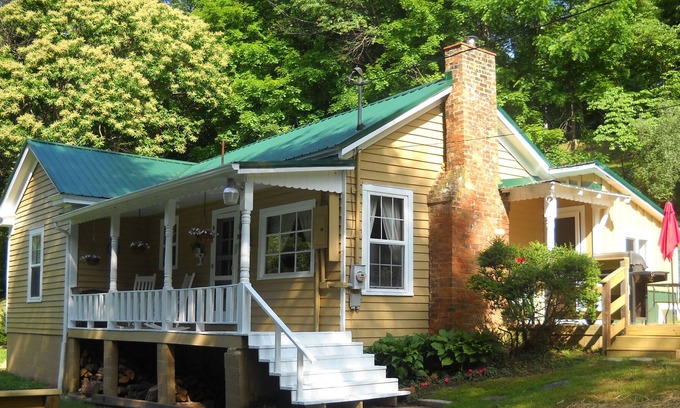 Marion House | River Retreat with over 700 feet near Marion and Hungry Mother State Park
