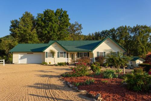 Norfork Ski Chalet | River Ridge Inn