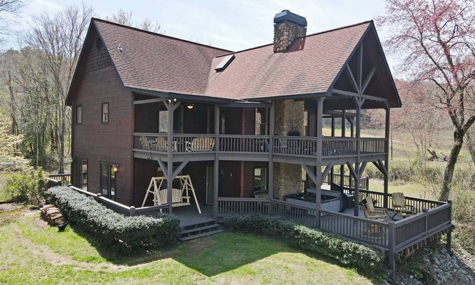 Copperhill Cabin | River Ridge Retreat-Ocoee riverfront-5br/3ba- Hot Tub- Wifi-Pool Table -Trout fishing