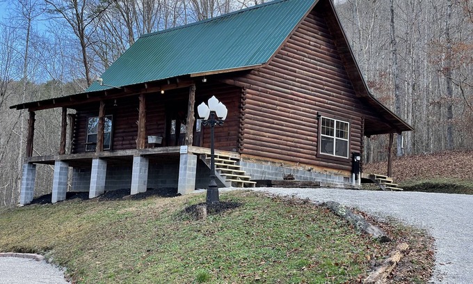 Tellico Plains Cabin | River Road Hideout PRIVATE RIVER ACCESS! Pet friendly