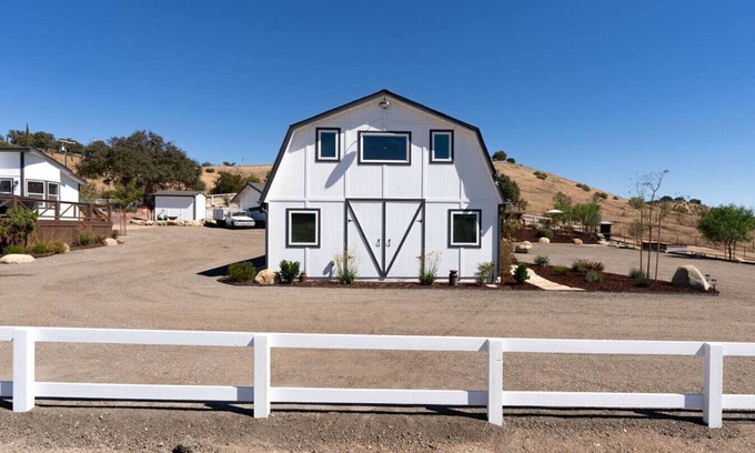 Templeton House | River Road Retreat! Hot Tub + Barndominium