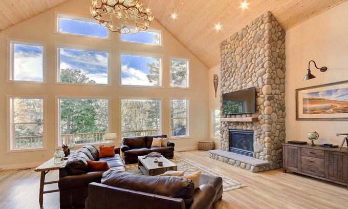 Yosemite West House | River Rock Retreat