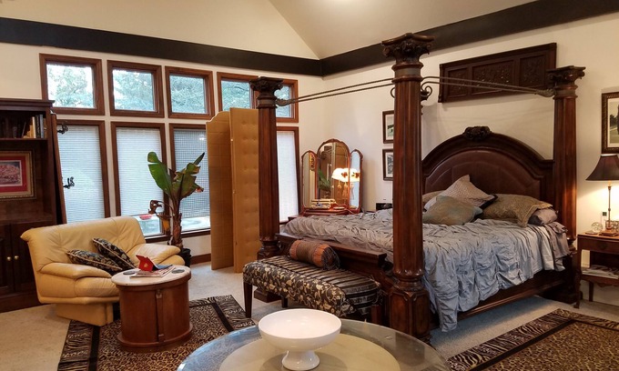 Willow Street House | River Rock Room at Muse House: Secluded Luxury in horse country.