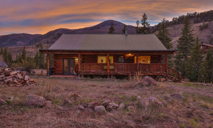 Creede House | River & Roots: Family cabin with private riverfront