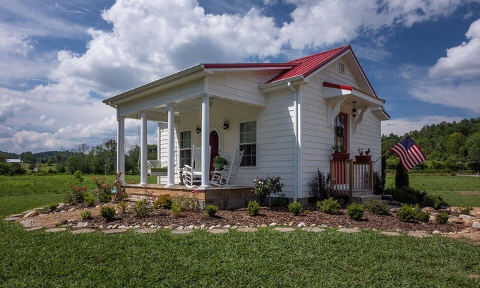 Bristol House | River Rose Cottage, 400ft S. Holston River frontage perfect for couples/anglers