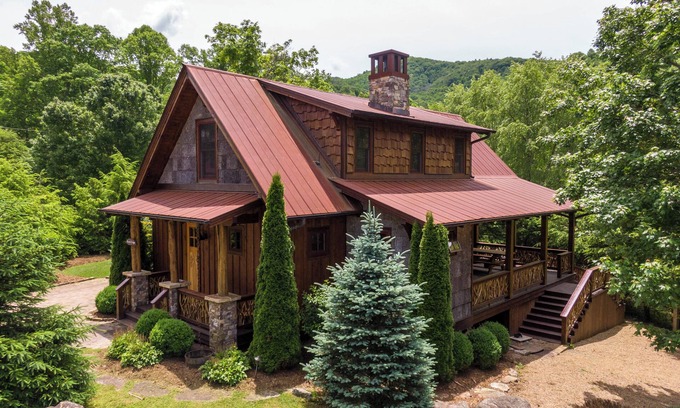Banner Elk Cabin | River's Edge at Eagles Nest River Club, private fishing on Elk River, hot tub