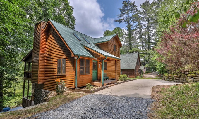 Ellijay Cabin | River's Edge is a beautiful 3 bed/3 bath riverfront cabin on the Cartecay