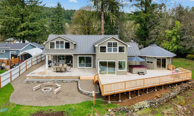 Leaburg House | River's Rest: Waterfront, Hot Tub, Pool table