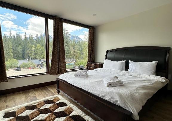 Blue River House | River Safari Mountain View Suite