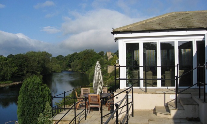 Darlington House | River Side Open Plan 15-22 July special offer Mobility Dog Friendly spa bath sun