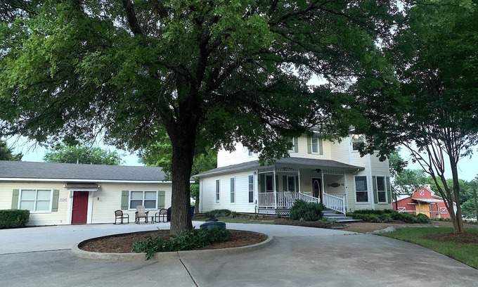 Weston House | River Valley Place - Sleeps 18 in 2 farm houses. McKinney country setting!