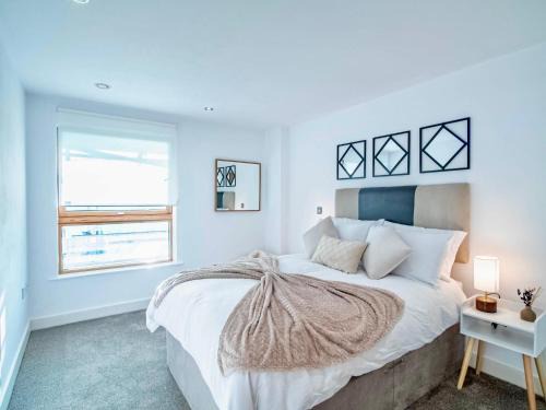 Leeds Apartment | River View 2-Bed Apartment with Balcony Leeds Dock