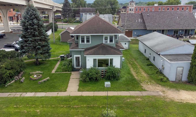 Wabasha House | River View 3-bedroom home in downtown Wabasha, MN