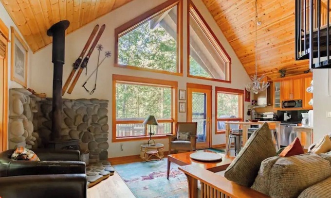 Zigzag Ski Chalet | River View Chalet