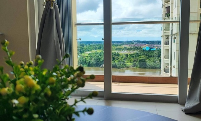 Kuching Condo | River view comfy homestay! Family-sized condo with Pool and Jacuzzi