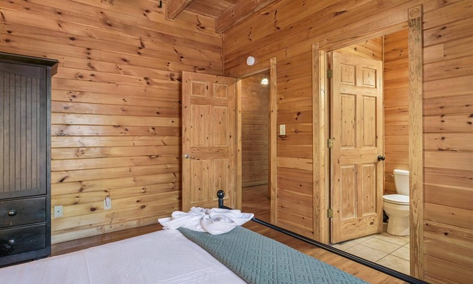 Sevierville Apartment | River View Dog Friendly Game Room w Hot Tub