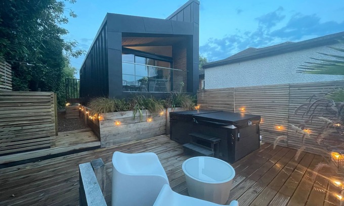 Wraysbury Cabin | River view guest house, Jacuzzi, boat, Fire Hire