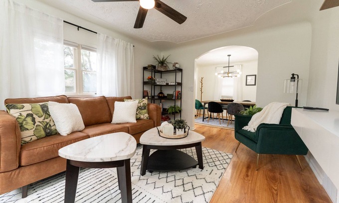 Mount Pleasant House | River view home-close to CMU and Soaring Eagle Casino