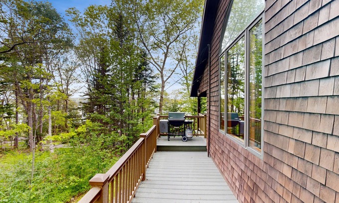 South Bristol Cottage | River view home w/lovely deck, views & fireplace