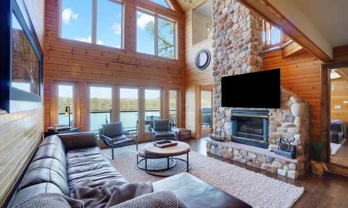 Columbia House | River View Lodge on the River