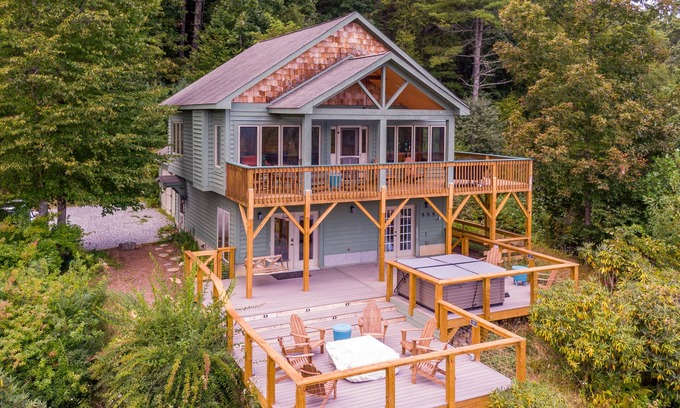 Boone Cabin | River View Retreat - 2 Bedroom on 2.3 acres. Hot Tub, Great Views, Creek access,Near New River