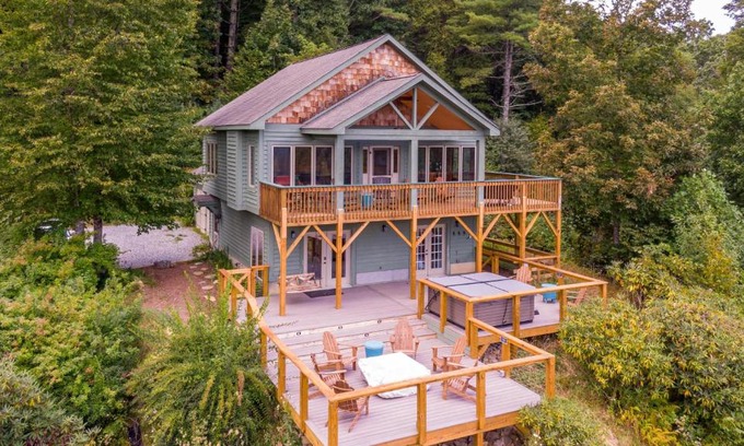 Boone House | River View Retreat