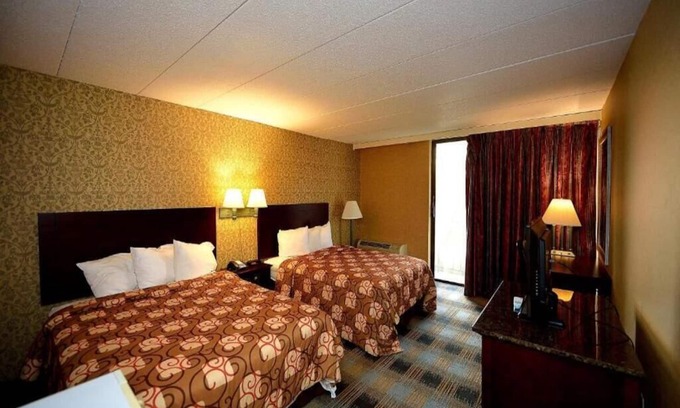 Somerset House | River-view Room, 2 Queen Beds with Jetted tub and Balcony