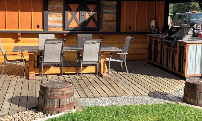 Barriere House | River view walk out basement suite. Very quiet and tranquil.