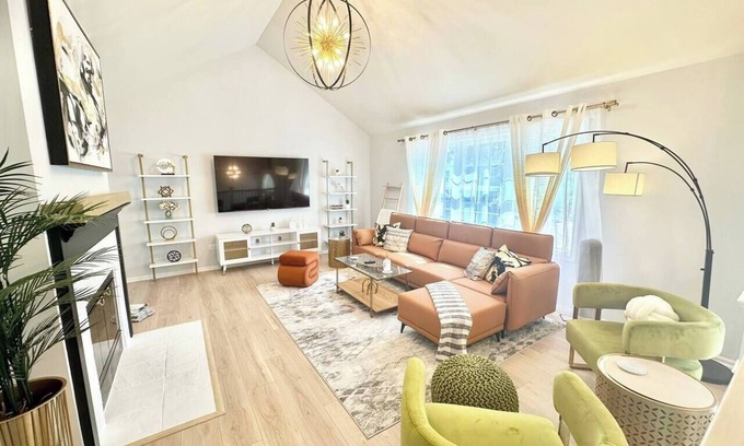St. Charles House | River View, walk to town, stylish, Spacious