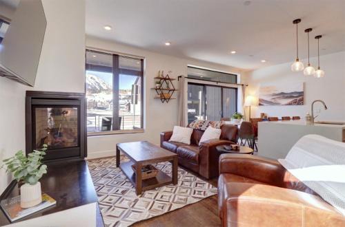 Willow Grove Apartment | River West 515 condo