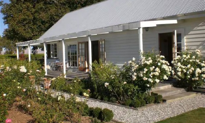 Blenheim Cottage | Riverbank Cottage