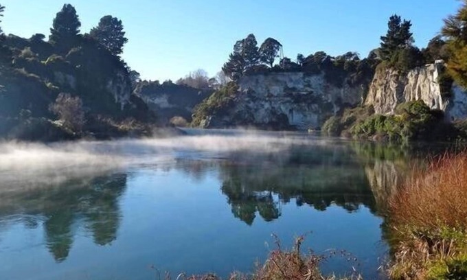 Rangatira Park Cottage | Riverbank Retreat - Taupo Holiday Home