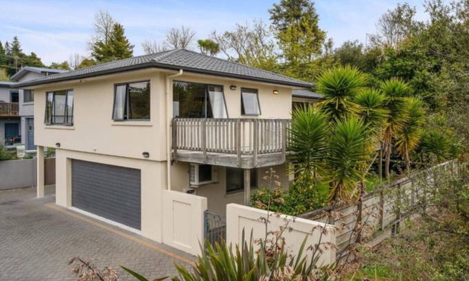 Taupo House | Riverbank Retreat - Spacious, family home near the Waikato River.