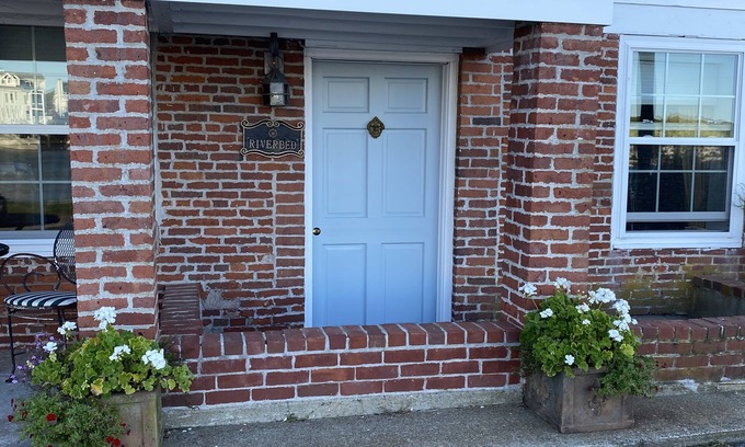 Mystic Apartment | Riverbed, Romantic Waterfront Suite, walk to town