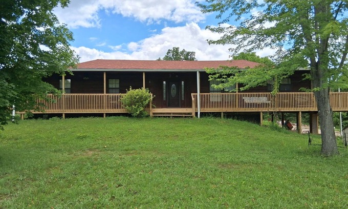 Leasburg House | Riverbend Getaway-Adventure awaits- minutes to swim, float, fish, hike and relax