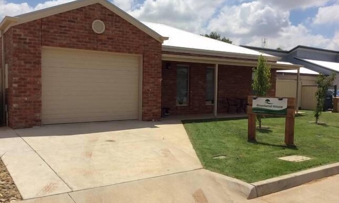 Swan Hill House | Riverbend House -tranquil relaxing getaway